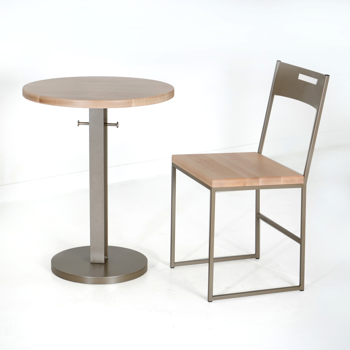 Charleston Forge H0317 Mazo 30" Round Counter Height Table Charleston Forge H0317 Mazo 30" Round Counter Height Table