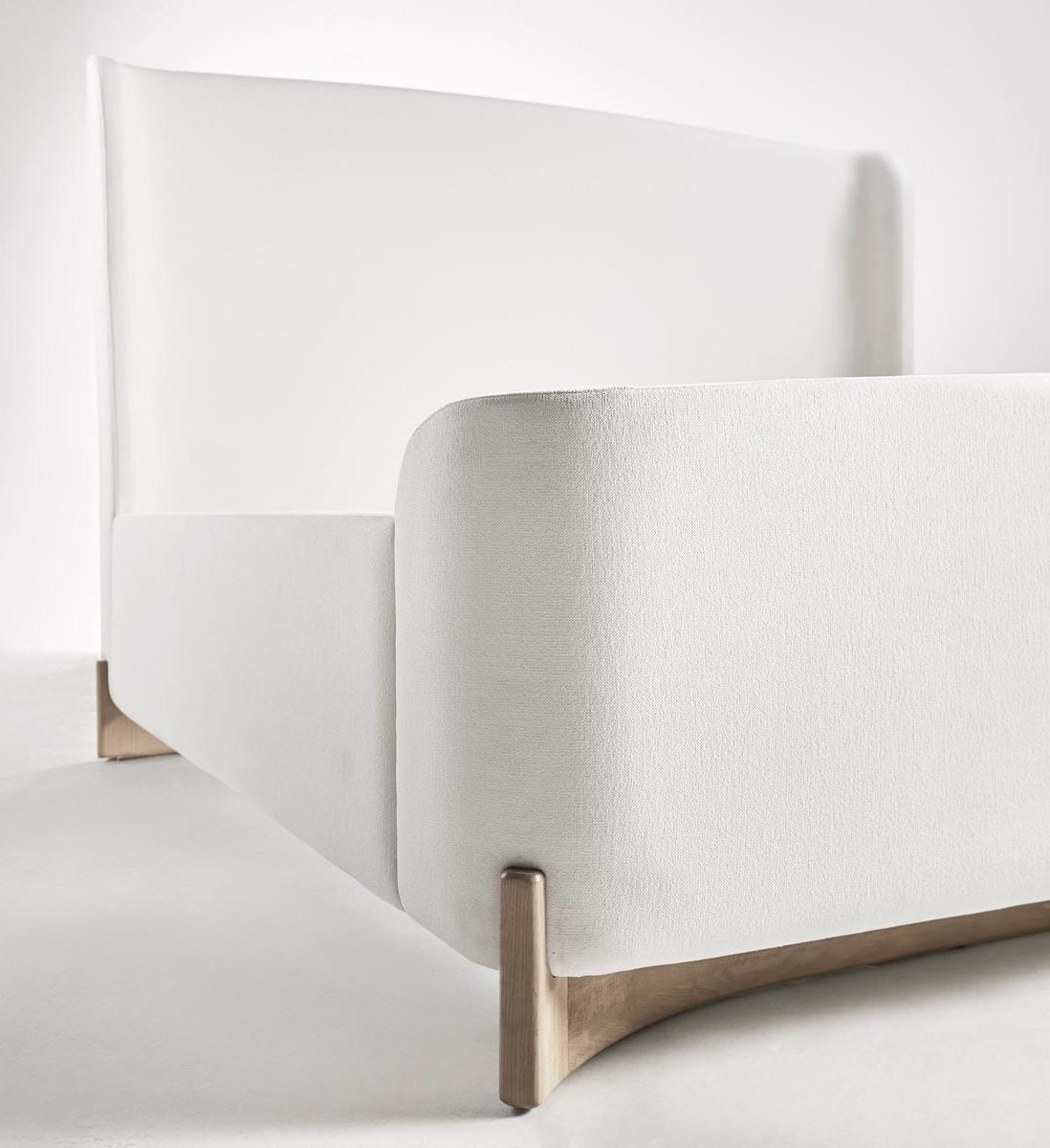 Jonathan Charles 500600-BLO-K-F067 Keel Upholstered US King Bed Jonathan Charles 500600-BLO-K-F067 Keel Upholstered US King Bed